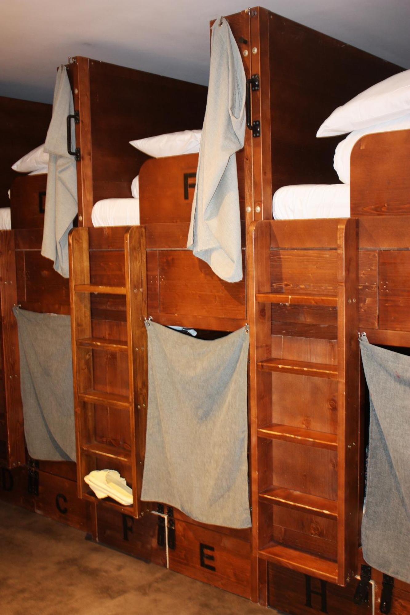 Einzelbett im Frauenschlafsaal